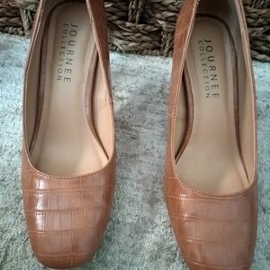 Journee Collection Women's Brown Croc-Embossed Heels Size 8
